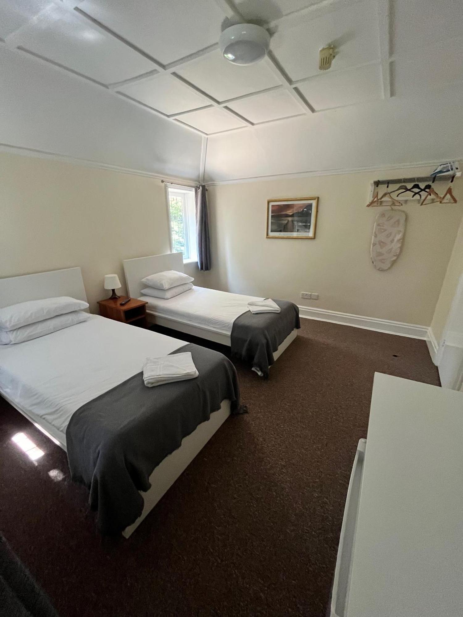 The Admirals Inn Guest House Bracknell Exterior photo