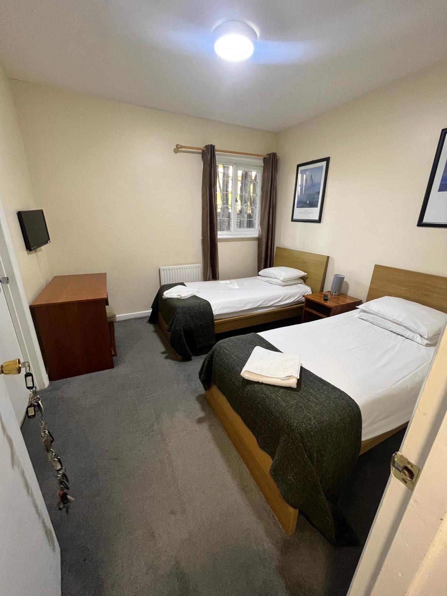 The Admirals Inn Guest House Bracknell Exterior photo