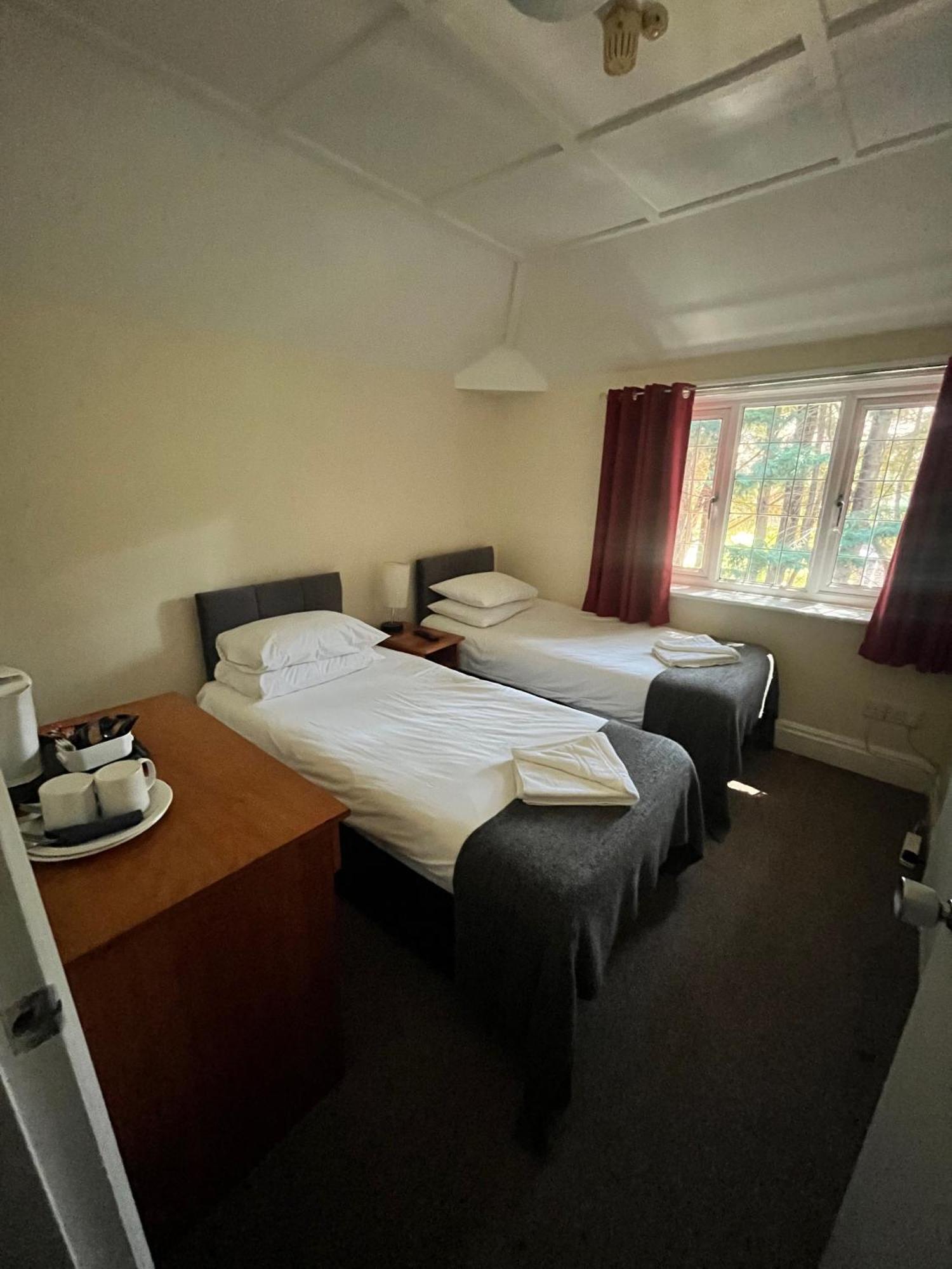 The Admirals Inn Guest House Bracknell Exterior photo